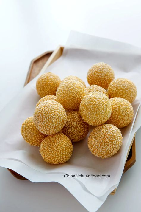 Sesame Balls-Jian Dui - China Sichuan Food Sesame Seed Balls, Laos Desserts, Buchi Recipe, Hmong Food, Dim Sum Recipes, Filipino Food Dessert, Vietnamese Dessert, Laos Food, Seed Balls