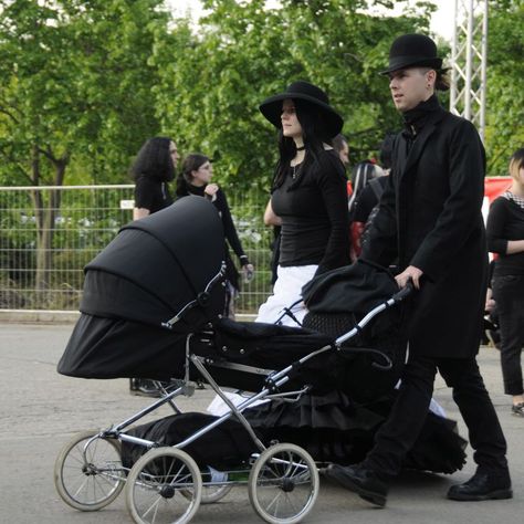 Gothic Family at WGT 2014 Gothic Ephemera, Gothic Family, Goth Family, Interior House Design, Gothic People, Couple With Baby, Marla Singer, Gothic Baby, Goth Baby