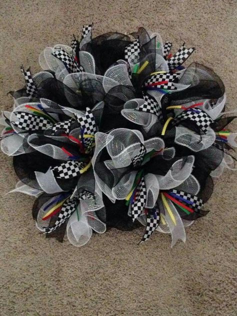 Nascar Wreath Ideas, Racing Banquet Ideas, Race Theme Wedding Ideas, Race Car Wreath, Indy 500 Decorations, Hot Wheels Wreath, Race Car Crafts, Nascar Crafts, Racing Crafts