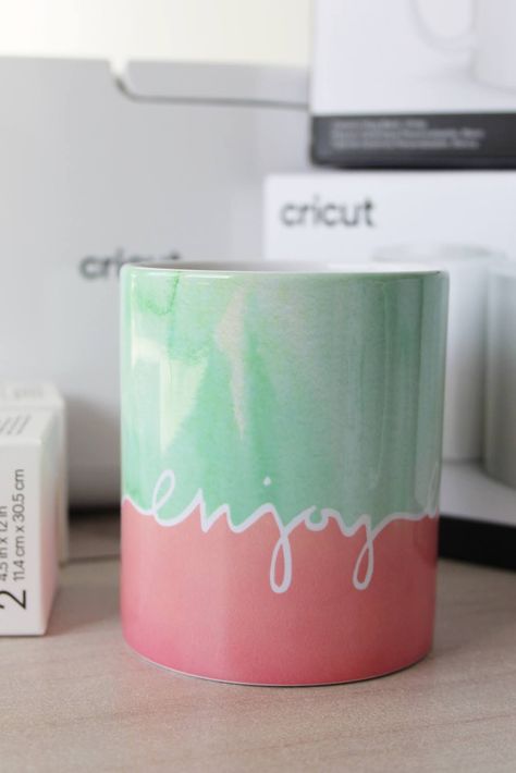 There are so many fun mug designs you can make with the Cricut Mug Press. Click here for 20 fun sublimation mug tutorials in one place! #thecraftyblogstalker #cricutmugs #sublimationmugs #cricutmugpress Diy Mug Designs, Mug Ideas, Cricut Mug Press, Mug Crafts, Diy Mugs, Mug Press, Tassen Design, Cricut Projects Beginner, Customised Mugs