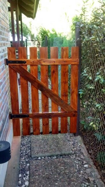 Farmhouse Fence Ideas, Fence Ideas Diy, Indoor Gates, Farmhouse Fence, Farmhouse Backyard, Fence And Gate, Wooden Garden Gate, Yard Gate, Garden Gate Design