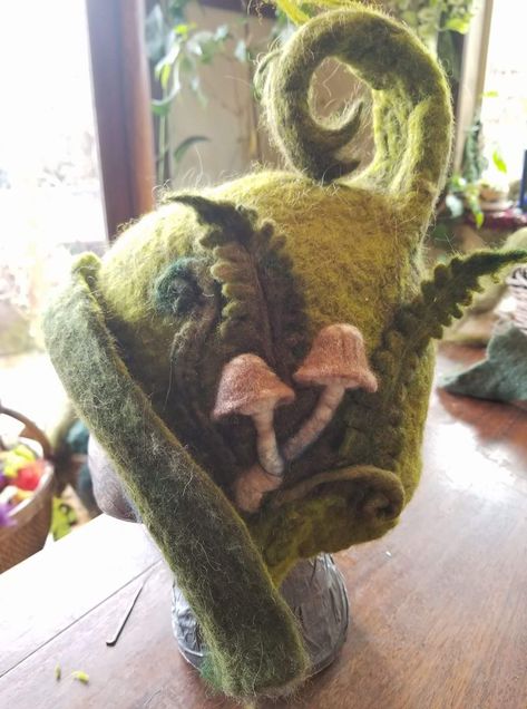 Wet Felted Hats, Wet Felting Hat, Diy Felt Witch Hat, Needle Felted Mushrooms, Felted Mushrooms, Fairy Hat, Gnome Costume, Felted Fairy, Felted Hats