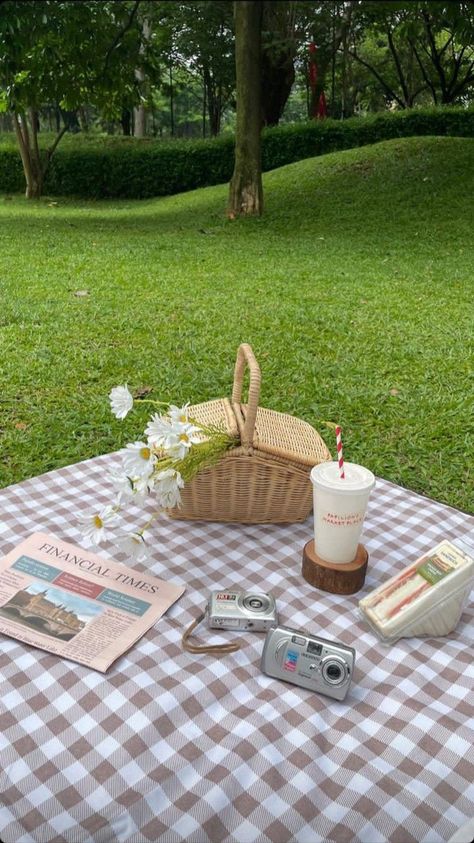 Lighting Portrait, Picnic Date Food, Picnic Inspiration, Meditation Garden, Portrait Landscape, Picnic Date, Rule Of Thirds, Graphic Wallpaper, Spring Aesthetic