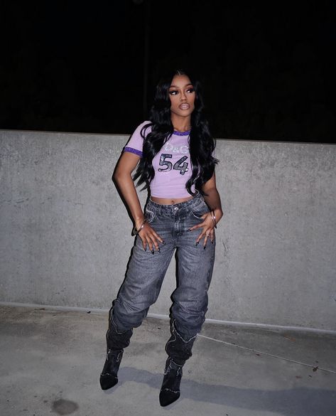 Baggy Jeans, Heels, Baby Tee, Designer Clothes, Streetwear Fashion, Makeup, Jewelry. Partynextdoor Concert, Mode Poses, Jeans Heels, Clothes Streetwear, Effortlessly Chic Outfits, Concert Outfits, Causal Outfits, Girl Fits, Tomboy Fashion