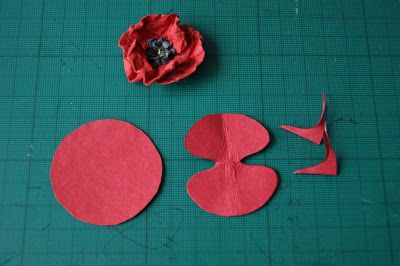 Pictures Of Poppy Flowers, Scrapbooking Dance, Diy Fleur, Poppy Pods, Open Flower, Paper Flower Decor, Beautiful Hair Accessories, Crepe Paper Flowers, Paper Flower Tutorial