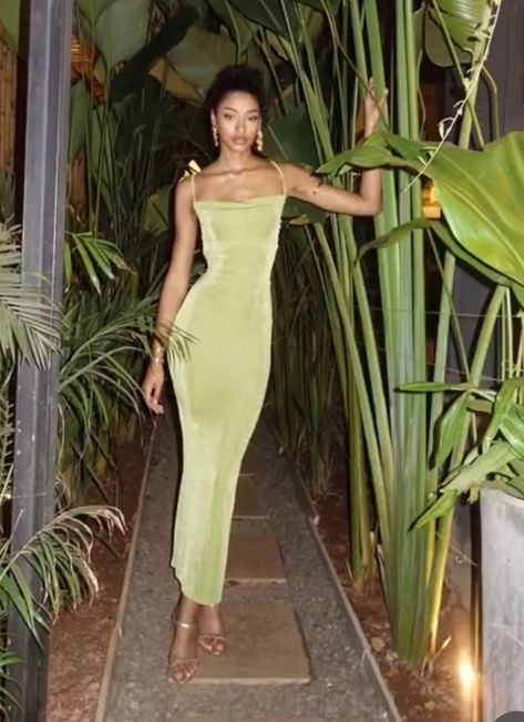 Gown Sitting Pose, Pose Idea With Dress, Photo Poses Women Dress, Picture Poses With Dress, Poses For A Dress, Poses In A Long Dress, How To Pose With Dress, Posing For Pictures In A Dress, Poses For Pictures Instagram Standing Dress