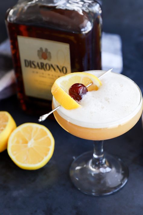 The classic Disaronno Sour is the ideal balance of sweet and sour. All you need is a handful of ingredients to make this classy cocktail. Our recipe breaks it down step-by-step so you can make it easily at home! Disaronno Sour Recipe, Sweet And Sour Cocktails, Disaronno Sour, Disaronno Cocktails, Disaronno Drinks, Lemon Icebox Cake, Whisky Sour, Sour Foods, Seasonal Cooking