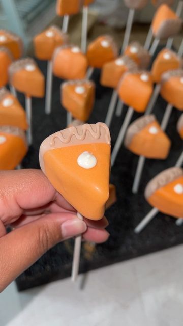 Cake Pop Decorations Ideas, Pumpkin Cake Pop Recipe, Easy Halloween Cake Pops Ideas, Cake Pops Designs Thanksgiving, Maple Cake Pops, Fall Themed Sweets, Cute Fall Cake Pops, November Cake Pops, Thanks Giving Cakepops