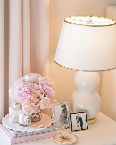 Bedside Table Décor Bed Side Table Decor, Night Table Decor, Pink Bedside Tables, Bedroom Nightstand Decor, Bedside Table Styling, Beautiful Bedside Tables, Bedside Table Decor, Bedroom Nightstand, Nightstand Decor