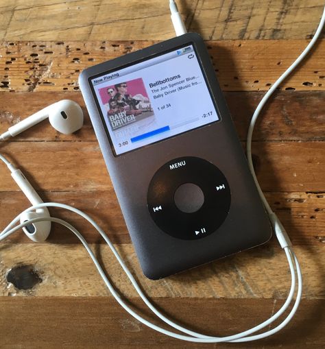 Tech Aesthetic, Ipod Classic, American Graffiti, Baby Driver, Retro Gadgets, Music Aesthetic, Apple Products, Mp3 Player, Cool Gadgets