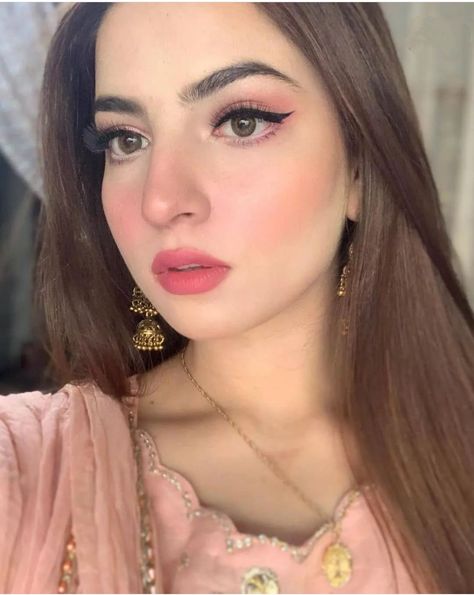 How To Thicken Eyebrows, Eid Makeup Look, Pakistani Makeup Looks, Bangs Cut, Eid Makeup, Pakistani Makeup, Gold Makeup Looks, Light Makeup Looks, Natural Everyday Makeup