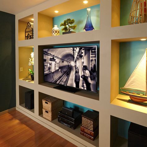 Build a Showcase Wall! Bookcase Plans, Entertainment Center Design, Diy Entertainment, Home Entertainment Centers, The Family Handyman, Entertainment Wall, Diy Entertainment Center, Built In Bookcase, Family Handyman