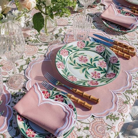 Southern Portugal, Mrs Alice, Italian Plates, Painted Ceramic Plates, Table Setting Inspiration, Autumn Table, Summer Tables, China Patterns, Pink Linen