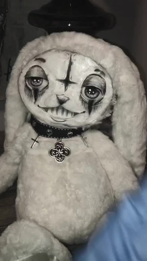 Creepy Plushies Aesthetic, Horror Stuffed Animals, Unique Stuffed Animals, Scary Stuffed Animals, Creepy Teddy Bear, Creepy Plushies, Scary Toys, Creepy Stuffed Animals, Creepy Cute Fashion