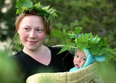 Mother & child during Russian solstice. Pagans focus on women's rights and strengths. Pagan Crafts, Waldorf Education, Witchy Woman, Green Witch, Book Of Shadows, Mother And Child, Kids Parenting, Witch, Spirituality