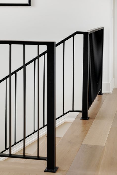 Simple Metal Railing Indoor, Black Vertical Railing, Metal Stair Railing Modern, Stair Railing Ideas Black Metal, Modern Black Metal Stair Railing, Stair Railing Black Metal, Black Interior Railing Ideas, Black Vertical Stair Railing, Vertical Metal Stair Railing