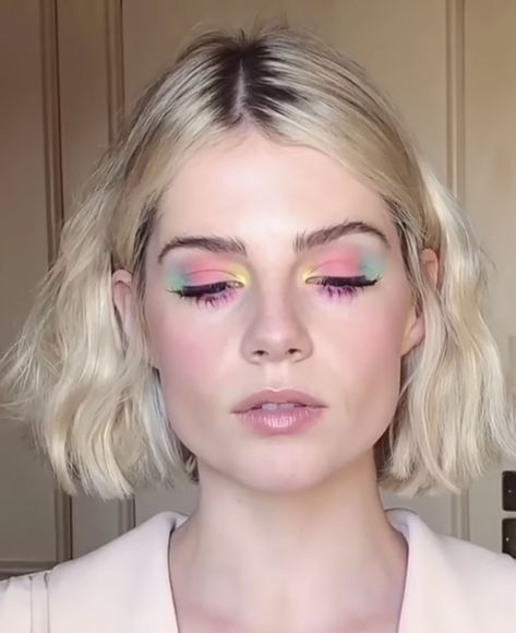 Pastel Eyeshadow Looks, Pastel Eyeshadow, Pastel Makeup, Watercolor Eyes, Lucy Boynton, Beauty Make-up, Spring Makeup, Makati, Style Crush