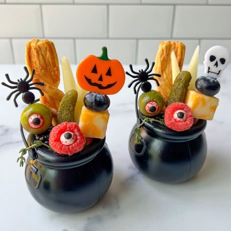 Cauldron Snack Ideas, Mini Charcuterie Boxes Halloween, Kids Halloween Charcuterie, Halloween Individual Charcuterie Cups, Cauldron Food Ideas, Charcuterie Halloween Cups, Witches Brunch Food Ideas, Witches Party Food, Individual Fall Charcuterie Cups