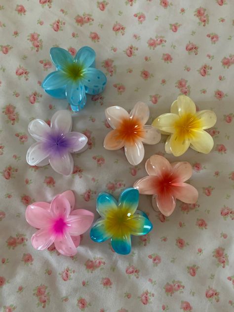 Flower Claw Clips, Bloom Hair, Hawaii Hair, Hawaiian Flower Hair, Super Bloom, Flower Hair Claw, Thick Hair Styles Medium, Hawaiian Plumeria, روتين العناية بالبشرة