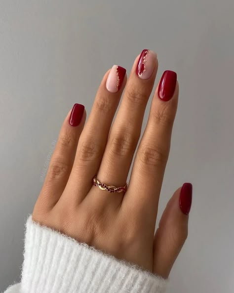 Looking for the perfect red and white Christmas nails? We have collected over 30 best ones to give you plenty of ideas for festive nail design. Burgundy Nail Designs, Unghie Sfumate, Ideas Uñas, Mani Ideas, Plain Nails, 2023 Nails, Red Christmas Nails, Burgundy Nails, Festival Nails