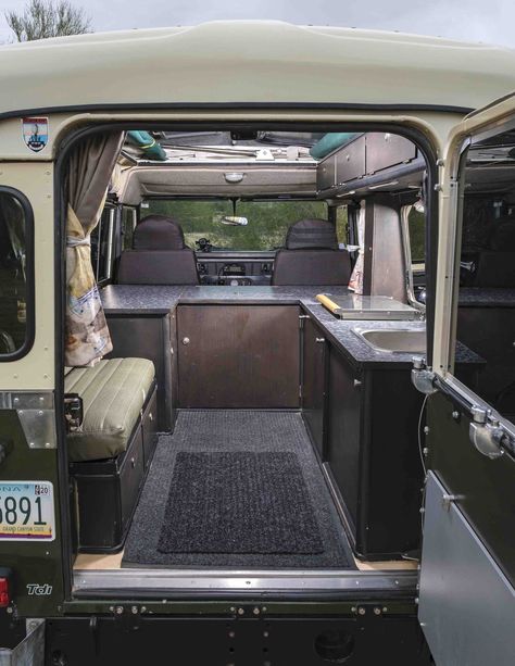 Landrover Camper, Land Rover Defender Camping, Land Rover Camping, Accessoires 4x4, Defender Camper, Pop Top Camper, Land Rover Defender 110, Camper Interior, Camper Conversion