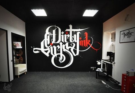 Tattoo Studio Decoration Ideas Wall Art, Tattoo Studio Interior, Studio Tattoo, Barbershop Design, Graffiti Tattoo, Arm Band Tattoo, Haircut Designs, Murals Street Art, Studio Room