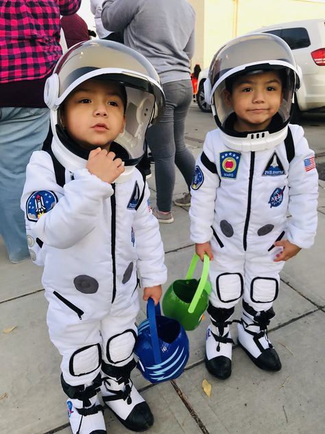 Astronaut Costume Diy Kids, Toddler Astronaut Costume, Diy Astronaut Costume, Spaceman Costume, Kids Astronaut Costume, Astronaut Halloween Costume, Toddler Boy Halloween Costumes, Astronaut Costume, Astronaut Party