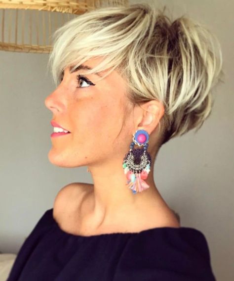 Undercut Blonde Pixie with Dark Roots Pixie Bob Haircut For Thick Hair, Best Pixie Cuts For Fine Hair, Natural Dark Hair, Shaggy Pixie Cuts, Edgy Short Haircuts, Hair Cuts 2017, Shaggy Pixie, Choppy Pixie Cut, Pixie Cuts For Fine Hair