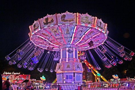 Nottingham Goose Fair Hull Fair, Neon Carnival, Carnival Date, Class Pictures, Amusement Park Rides, Long Exposure Photography, Parc D'attraction, Fair Games, Kid Pool