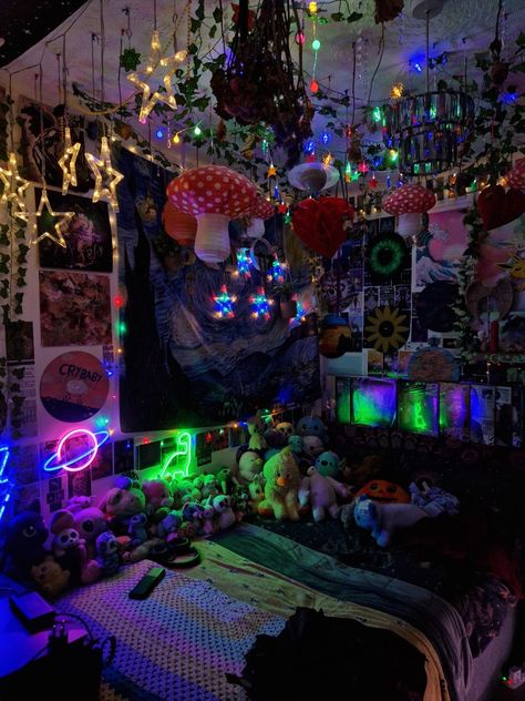 Fairy Style Bedroom, Beads Hanging From Ceiling, Trippy Aesthetic Bedroom Ideas, Cool Maximalist Bedroom, Scifi Bedroom Ideas, Shroom Room Aesthetic, Therian Room Ideas Bedrooms, Rainbow Aesthetic Bedroom, Clutter Room Decor