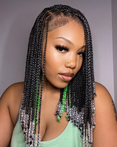 891 Likes, 22 Comments - Yas Aaliyah (@yasaaliyah) on Instagram: “I’m in love w my hair 💚😍” Small Box Braids With Beads, Fulani Braids Hairstyles, Short Box Braids Hairstyles, Short Box Braids, Unique Looks, Box Braids Hairstyles For Black Women, Cute Braided Hairstyles, Quick Braided Hairstyles, Cute Box Braids Hairstyles