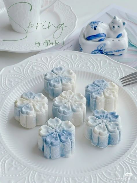 Beachy Desserts, Blue Korean, Desserts Cute, Blue Aesthetic Food, Preservable Foods, Kawaii Desserts Aesthetic, Aesthetic Blue Food, Blue Desserts Aesthetic, Blue Food Aethstetic