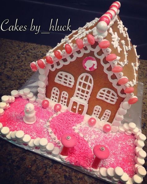 Barbie Themed Gingerbread House, Gingerbread Barbie House, Gingerbread House Barbie, Preppy Gingerbread House Ideas, Barbie Dream House Gingerbread, Gingerbread House Ideas Pink, Pink Gingerbread Houses, Barbie Gingerbread House Ideas, Pink Gingerbread House Ideas