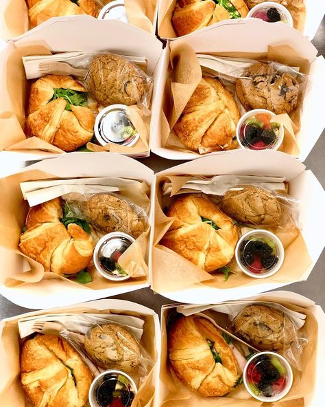 Brunch Box Breakfast, Lunch Catering Ideas, Lunch Box Catering, Lunch Box Aesthetic, Boxed Lunch Catering, Party Lunch Boxes, Sandwich Catering, Catered Food, Boxed Lunches