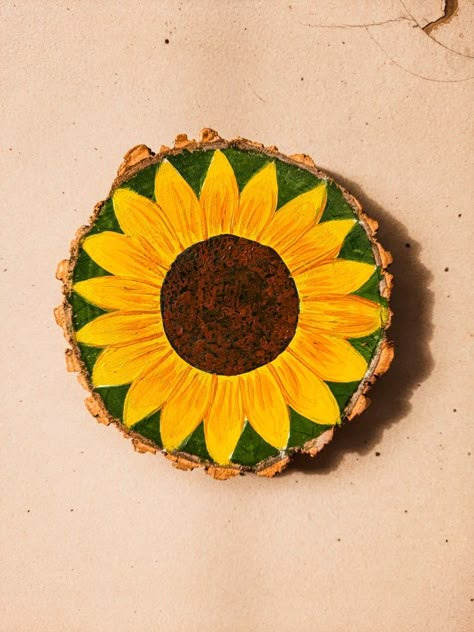 Wood slice Sunflower coaster painting Wood Coaster Painting, Paint Charger Cube, Circular Painting Ideas, Woodslice Paintings, Sunflower Painting On Wood, Circle Paintings, Coaster Painting, Sunflower Coaster, Wood Cookie