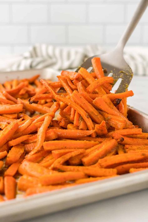 Simple perfect roasted carrots recipe! So easy to throw together and the caramelized tender carrots are so delicious! Recipe For Roasted Carrots, Easy Roasted Carrots, Easy Roasted Vegetables, Roasted Carrots Recipe, Matchstick Carrots, Delicious Sides, Thanksgiving 2023, Vegetable Side Dish, Carrots Recipe