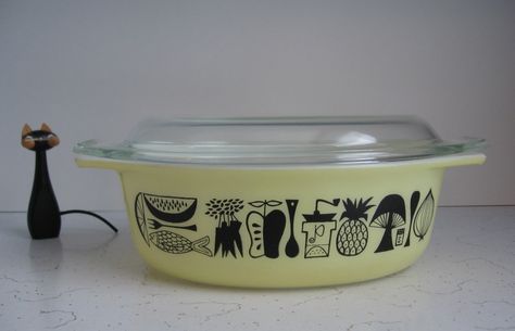 Pyrex 1950's Mod Kitchen casserole #043. Vintage Pyrex Patterns, Mod Kitchen, Pyrex Patterns, Pyrex Collection, Antique Kitchen, Mid Mod, Glass Kitchen, Vintage Collectibles, Vintage Pyrex