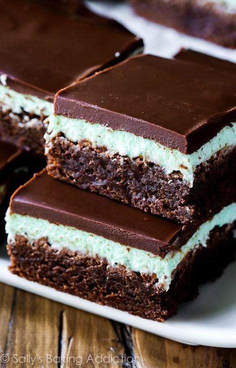 Classic Mint Chocolate Brownies Mint Chocolate Brownies, Mint Brownies Recipe, Easy Chocolate Ganache, Resep Starbuck, Mint Frosting, Creamy Frosting, Mint Brownies, Chocolate Photos, Sweet Mint