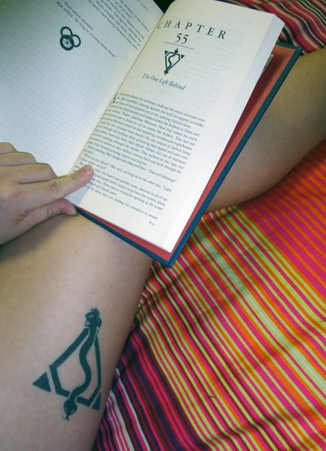 My Wheel of Time tattoo <3 Wheel Of Time Tattoo, Finn Tattoo, Tattoo 2017, Wheel Of Time Books, Robert Jordan, Wheel Of Time, Symbol Tattoo, Fantasy Tattoos, Human Canvas