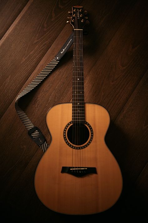 brown acoustic guitar on brown wooden floor photo – Free Guitar Image on Unsplash Guitar Product Photography, Brown Guitar Aesthetic, Guitar Aesthetic Acoustic, Acoustic Guitar Wallpaper, Nashville Painting, Acoustic Guitar Aesthetic, Black Poker Cards Wallpaper, Vintage Guitars Acoustic, Brown Guitar