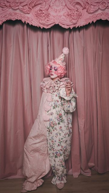 Vintage Costumes Halloween, Handmade Clown Costume, Pierrot Clown Outfit, Cute Vintage Clown Costume, Clown Suit Pattern Free, Pastel Clown Costume, Pastel Clown Outfit, Pink Clown Aesthetic, Clown Aesthetic Outfit