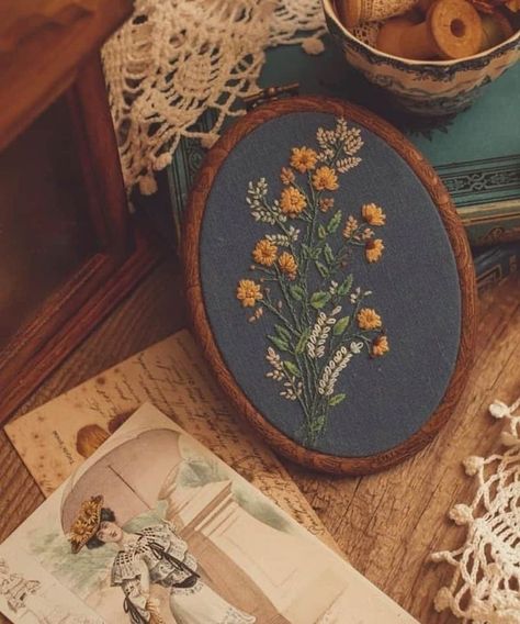 Vintage Flowers Embroidery, Vintage Floral Embroidery, Pola Sulam, 자수 디자인, Sewing Embroidery Designs, Hand Embroidery Art, Hand Embroidery Stitches, Embroidery Craft, Hand Embroidery Design