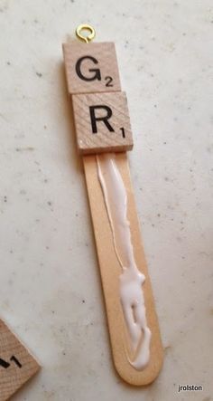 Scrabble Tile Keychain, Scrabble Name Ornaments, Large Popsicle Stick Crafts, Hot Glue Craft Ideas, Scrabble Pieces Crafts, Scrabble Christmas Ornaments, Advent Ornaments, Scrabble Letter Crafts, Scrabble Gifts