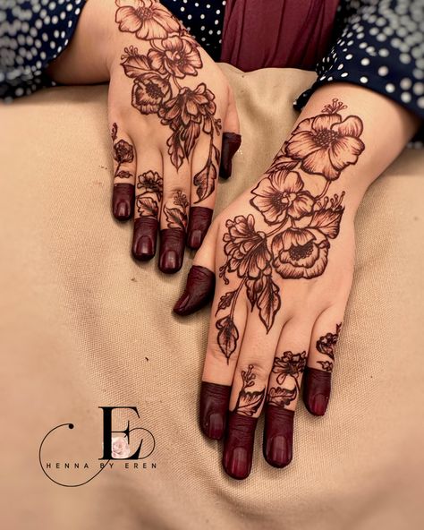 Red And Black Henna, Henna Design Flower, Henna Art Wedding, Red Henna Designs, Hibiscus Henna, Girly Henna, Flowers Henna, Henna Designs Flower, Wedding Henna Designs