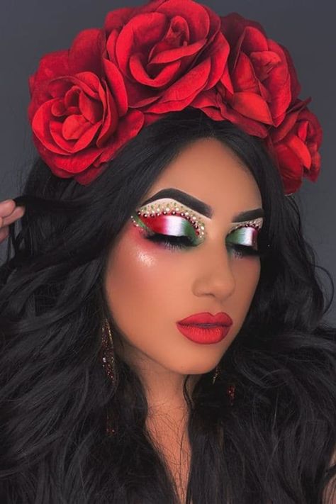 Un lindo maquillaje de ojos tricolor mexicano, lleva los colores de la bandera en verde, blanco y rojo, pero además de eso, lleva unas fabulosas pestañas, glitter y mucha buena onda. Mexican Makeup, Star Wars Makeup, Tiktok Makeup, Makeup Steps, Christmas Makeup Look, Face Art Makeup, Barbie Makeup, Makeup Is Life, Makeup Eye Looks