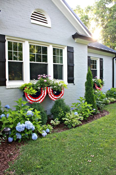 Patriotic Decor Ideas, Bunting Decor, Patriotic Home Decor, Patriotic Bunting, Flower Containers, 4th Of July Parade, Front Yard Design, Fourth Of July Decor, July Decor