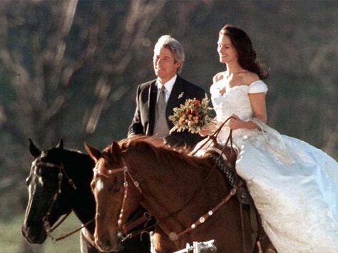 Richard Gere Julia Roberts, Movie Wedding Dresses, 1990s Films, Tv Weddings, Daryl Hannah, Film Journal, Patricia Arquette, Runaway Bride, Wedding Movies