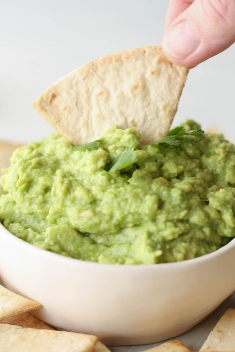 Only 4 ingredients needed for the BEST guacamole! This easy guacamole recipe calls for only avocados, lemon, garlic, and salt - no fancy stuff, and it's a guacamole recipe without cilantro for those who aren't fans. This is a simple guacamole that is SO delicious! Quacomale Recipe Simple, Easy Quacomale Recipe, Quacomale Recipe, Guacamole Recipe Without Cilantro, Guacamole Recipe Without Tomato, Simple Guacamole, Easy Guacamole Recipe, Guac Recipe, Creamy Spinach Dip