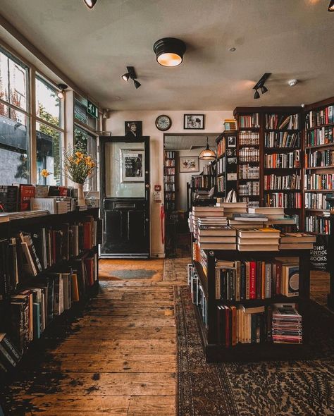 Dusty Books And Prints on Instagram: “John Sandoe Books📚📚📚 Independent bookshop since 1957, crammed with thousands of fiction, non-fiction and classic titles. #london #uk…” Library Aesthetic Dark Academia, Library Aesthetic Dark, Hidden Book Storage, Bookstore Inspiration, Bookshop Ideas, Design Bookshelf, Library Lighting, Bookshop Café, Bookstore Design