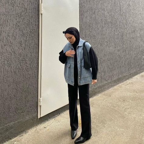 Zeh 🦩 on Instagram: "🌚" Vest Jeans Outfit, Jeans Hijab Outfit, Jeans Vest Outfit, Styling Denim Jacket, Jean Vest Outfit, Jeans Jacket Outfit, Spill Ootd, Denim Jacket Outfits, Outfits Vest